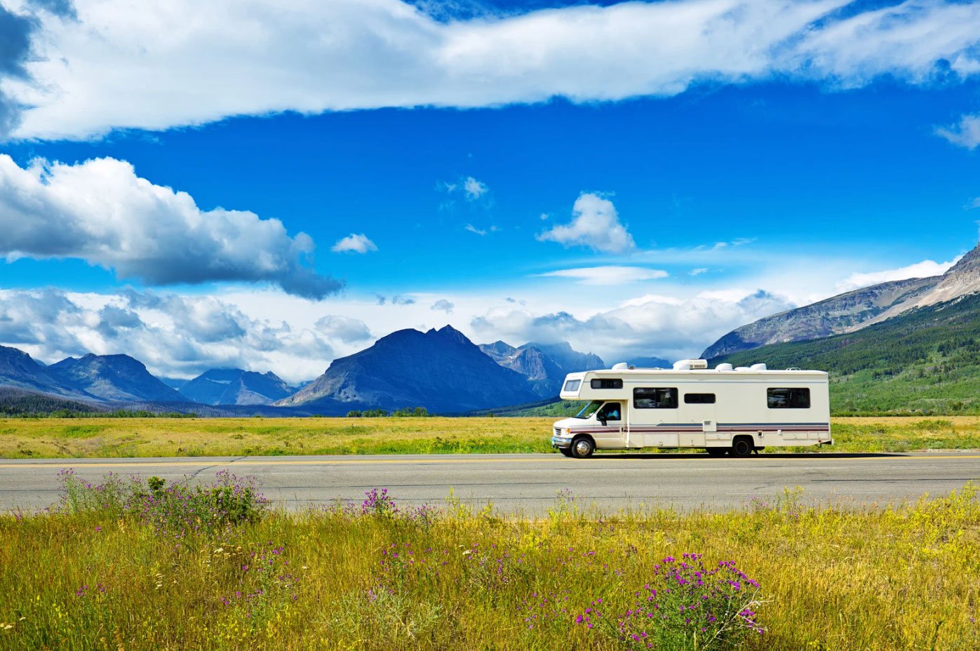 RV Loan for first time buyers in front of mountains